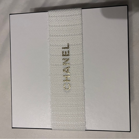 Chanel Cosmetic Bag Holiday Season 2024 - Picture 3 of 4